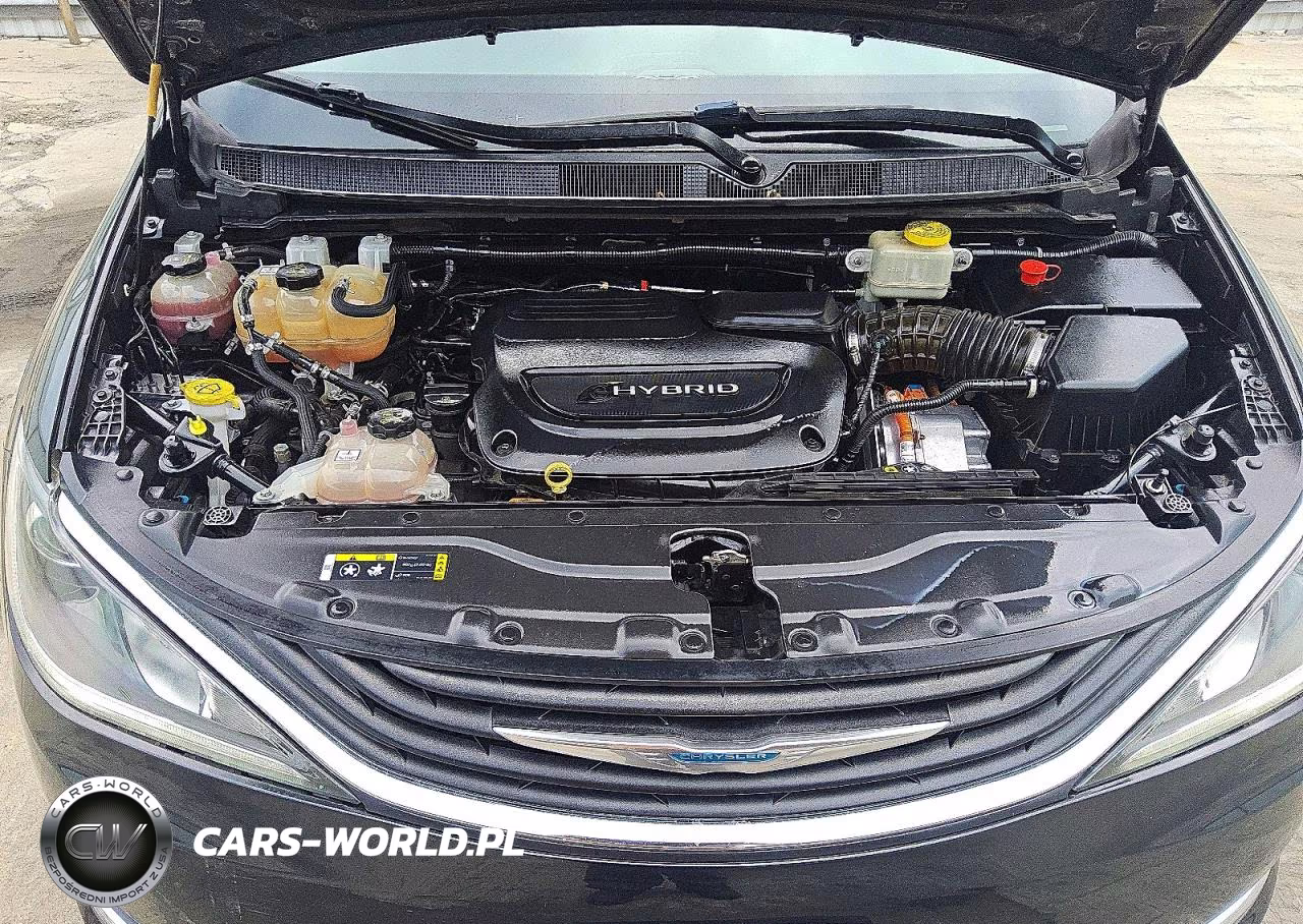 2018 Chrysler Pacifica Hybrid Touring L VIN:2C4RC1L7XJR124863 - 12
