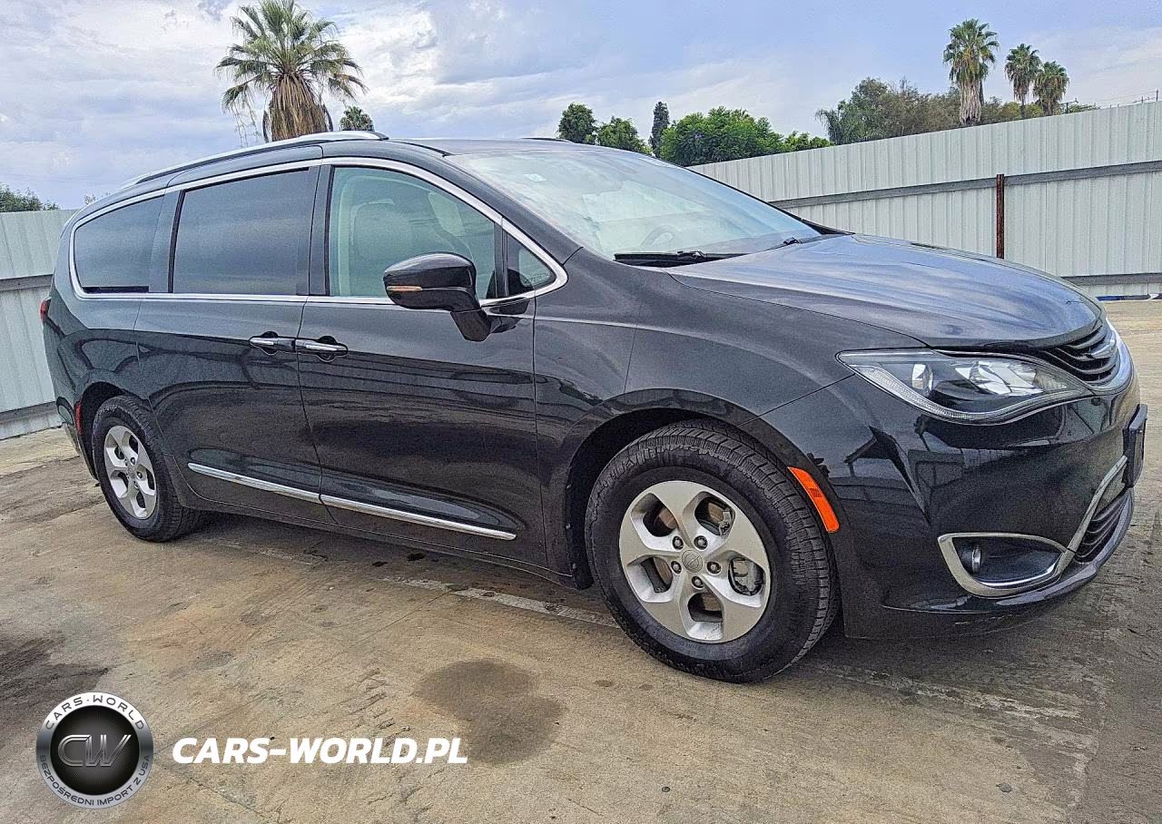 2018 Chrysler Pacifica Hybrid Touring L VIN:2C4RC1L7XJR124863 - 4