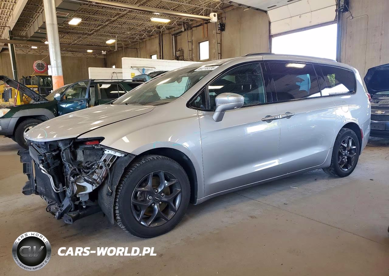 2018 Chrysler Pacifica Touring L VIN:2C4RC1BG0JR252305 - 1