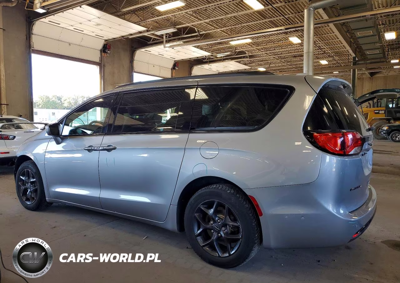 2018 Chrysler Pacifica Touring L VIN:2C4RC1BG0JR252305 - 2