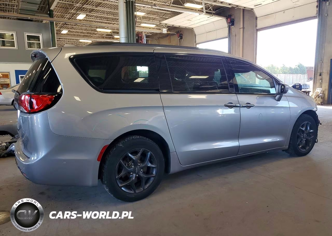 2018 Chrysler Pacifica Touring L VIN:2C4RC1BG0JR252305 - 3