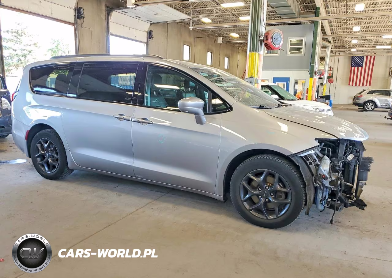 2018 Chrysler Pacifica Touring L VIN:2C4RC1BG0JR252305 - 4