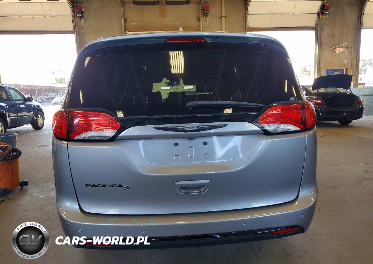 2018 Chrysler Pacifica Touring L VIN:2C4RC1BG0JR252305 - 6