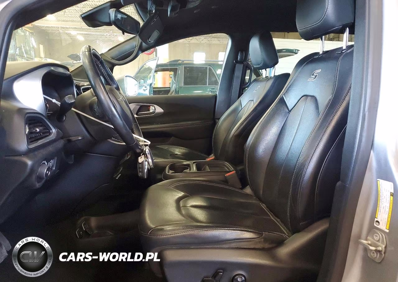 2018 Chrysler Pacifica Touring L VIN:2C4RC1BG0JR252305 - 7