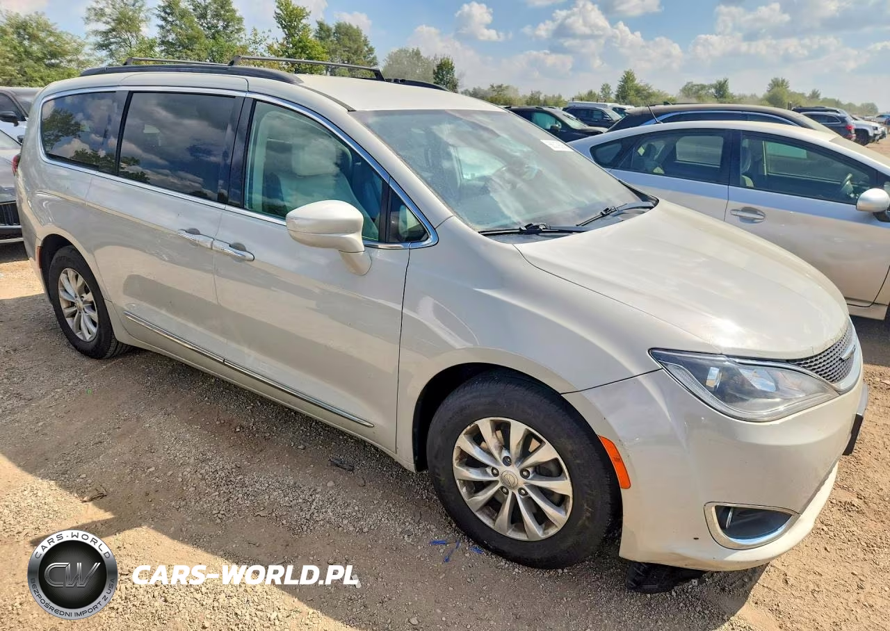 2017 Chrysler Pacifica Touring L VIN:2C4RC1BGXHR794294 - 4
