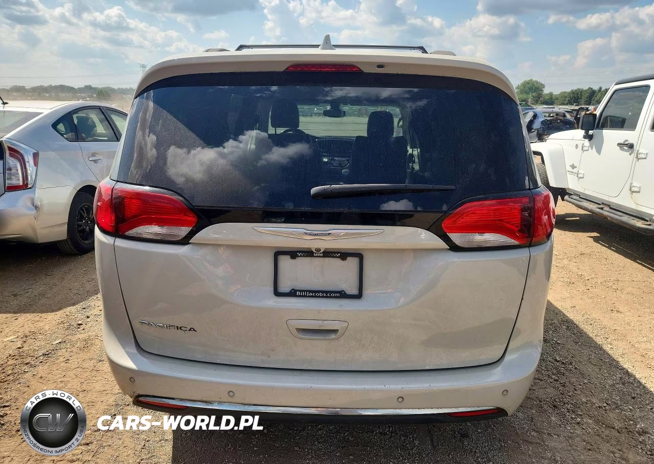 2017 Chrysler Pacifica Touring L VIN:2C4RC1BGXHR794294 - 6