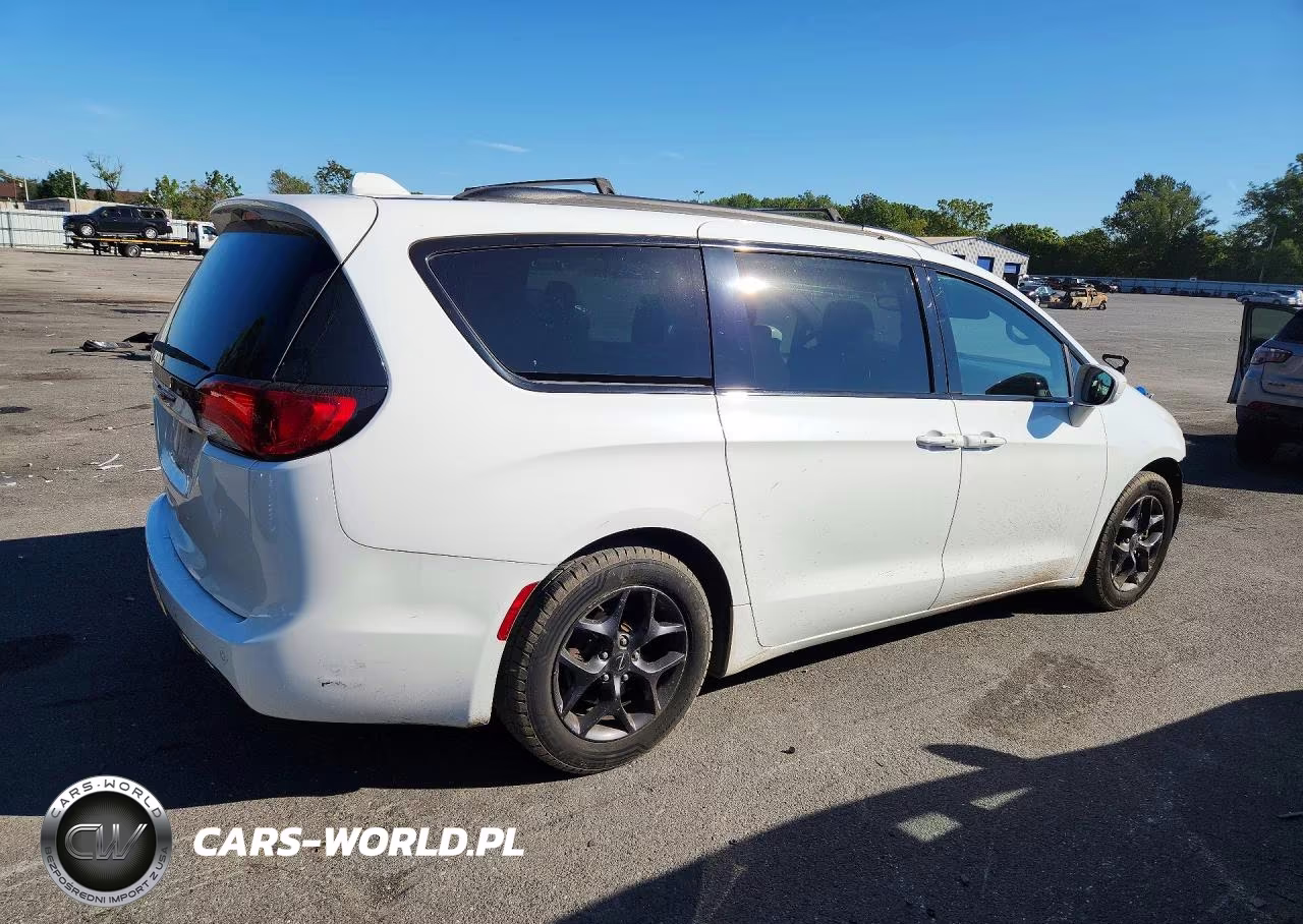 2018 Chrysler Pacifica Touring L VIN:2C4RC1BG4JR317303 - 3