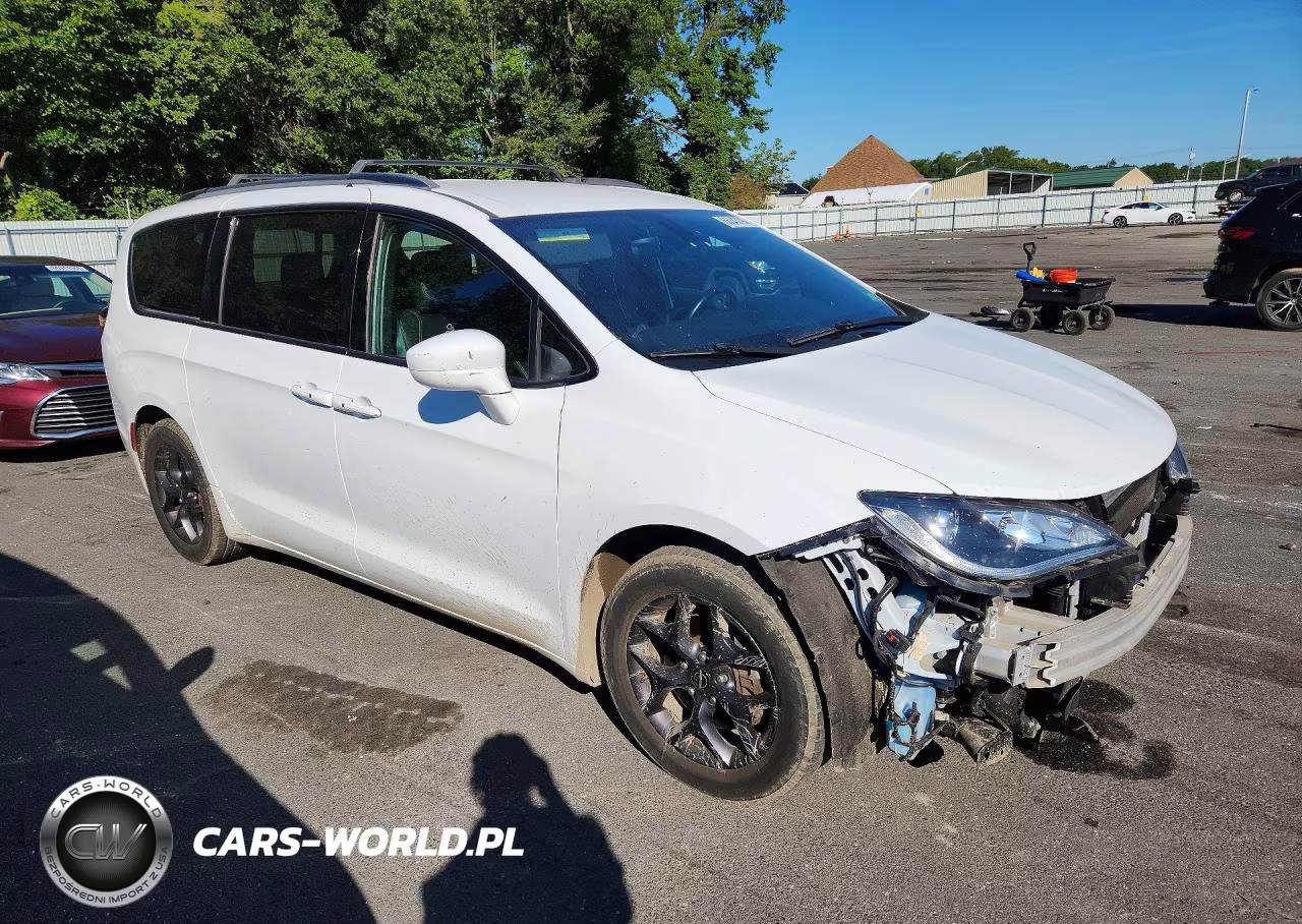 2018 Chrysler Pacifica Touring L VIN:2C4RC1BG4JR317303 - 4
