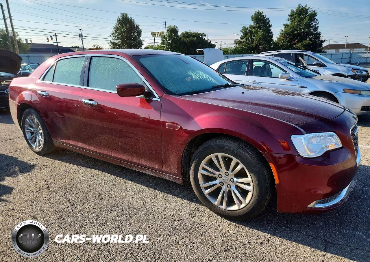 2018 Chrysler 300 Touring VIN:2C3CCAAG5JH275466 - 4