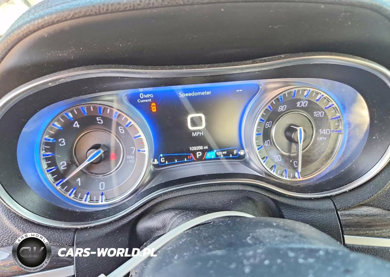 2018 Chrysler 300 Touring VIN:2C3CCAAG5JH275466 - 9
