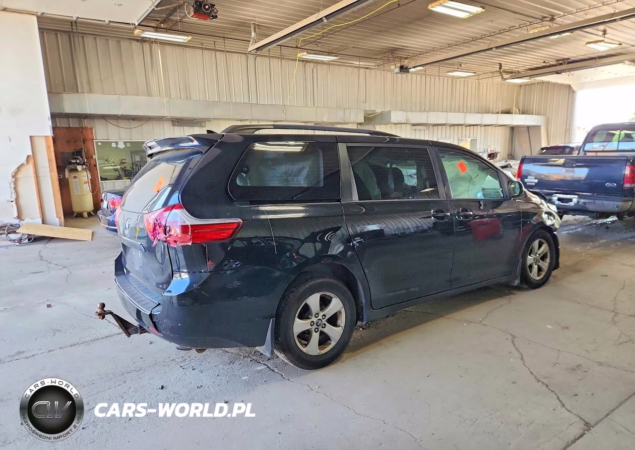 2018 Toyota Sienna Le VIN:5TDKZ3DC0JS962060 - 3