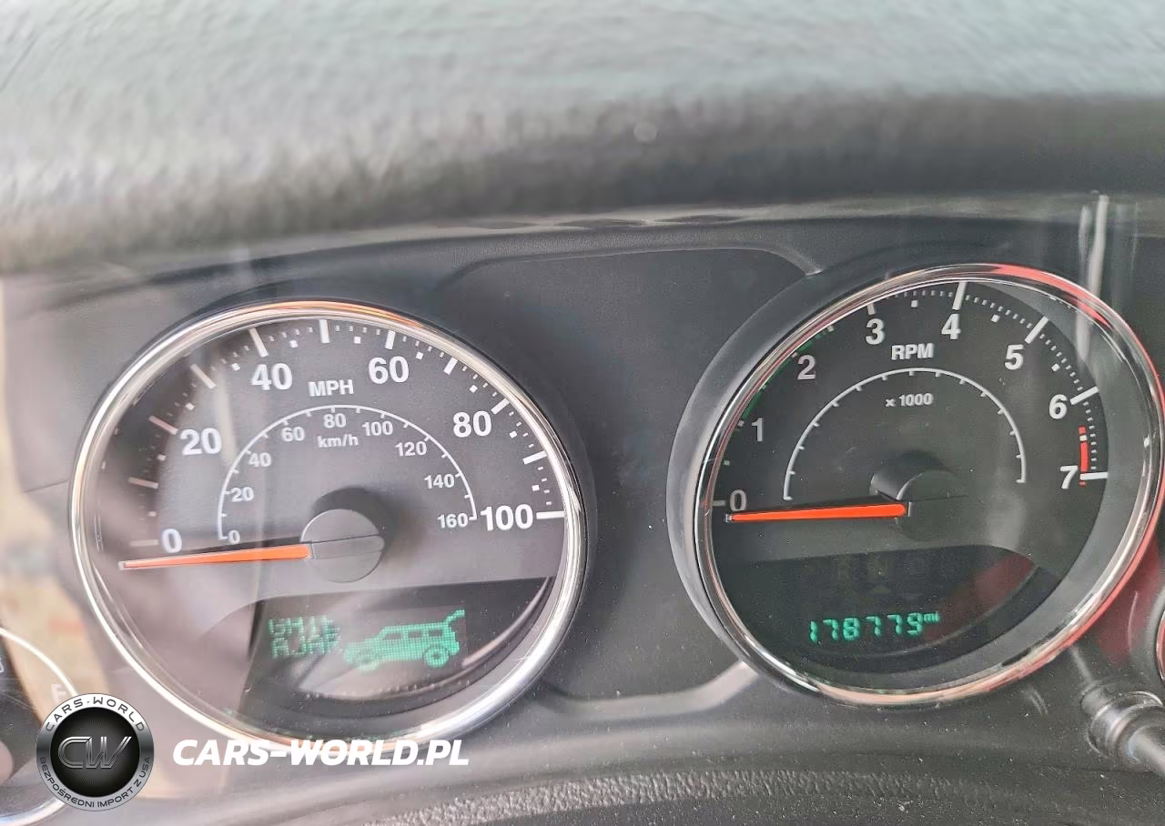2015 Jeep Wrangler Unlimited Sport VIN:1C4BJWDG8FL549291 - 9
