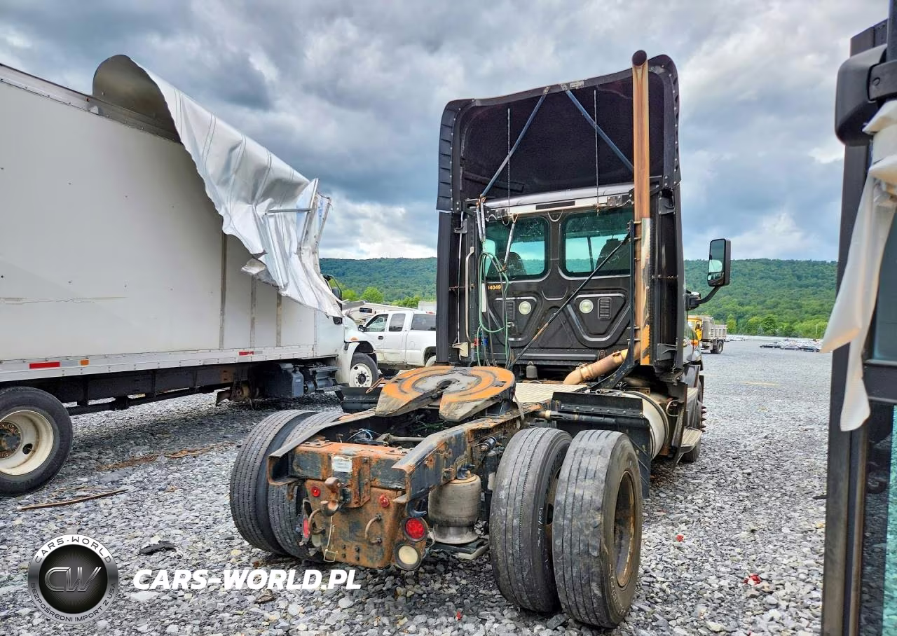 2015 Freightliner Cascadia Semi Truck VIN:1FUBGBDV7FLGD8301 - 3
