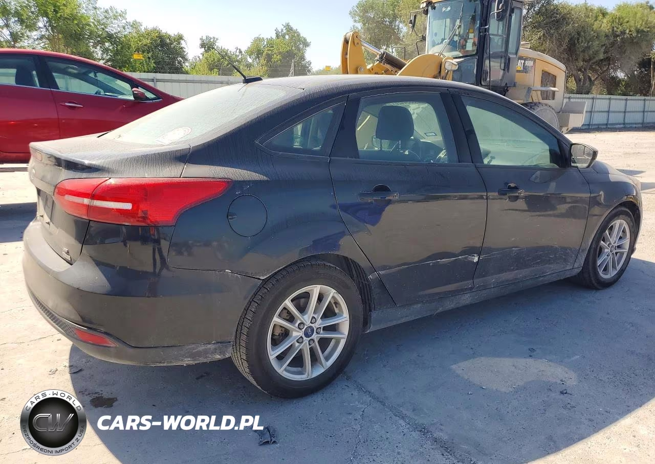 2018 Ford Focus Se VIN:1FADP3FEXJL244052 - 3