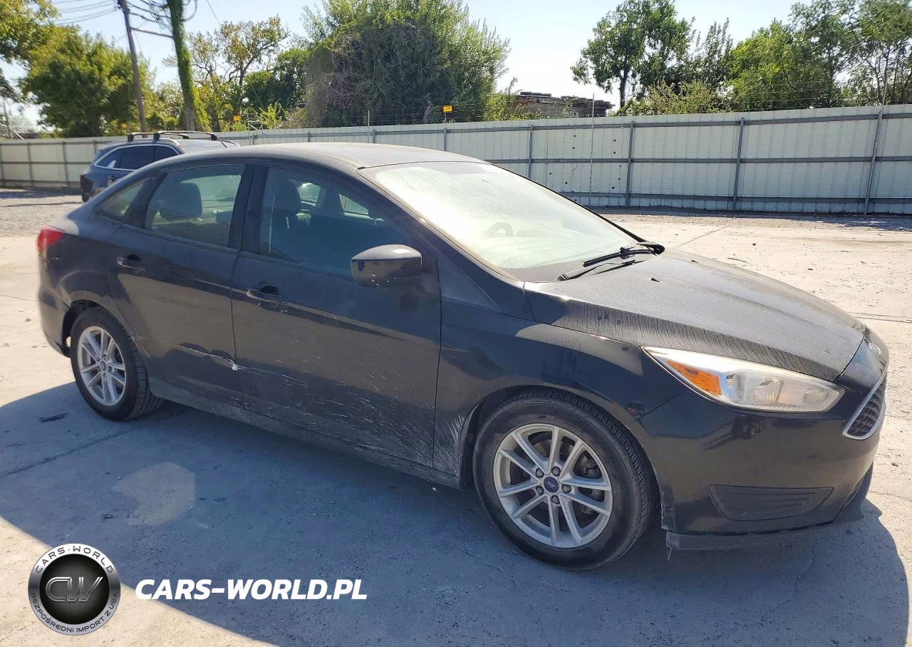 2018 Ford Focus Se VIN:1FADP3FEXJL244052 - 4
