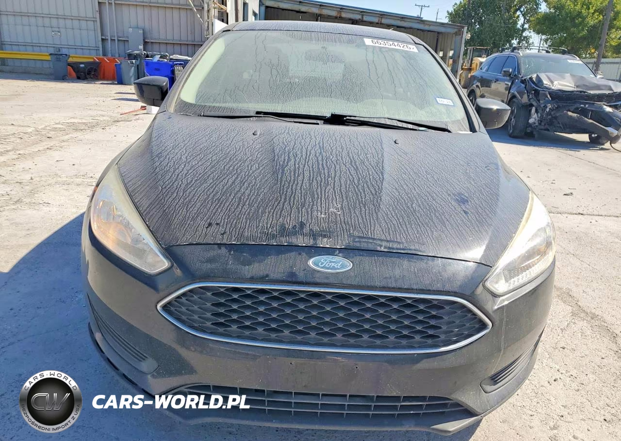 2018 Ford Focus Se VIN:1FADP3FEXJL244052 - 5