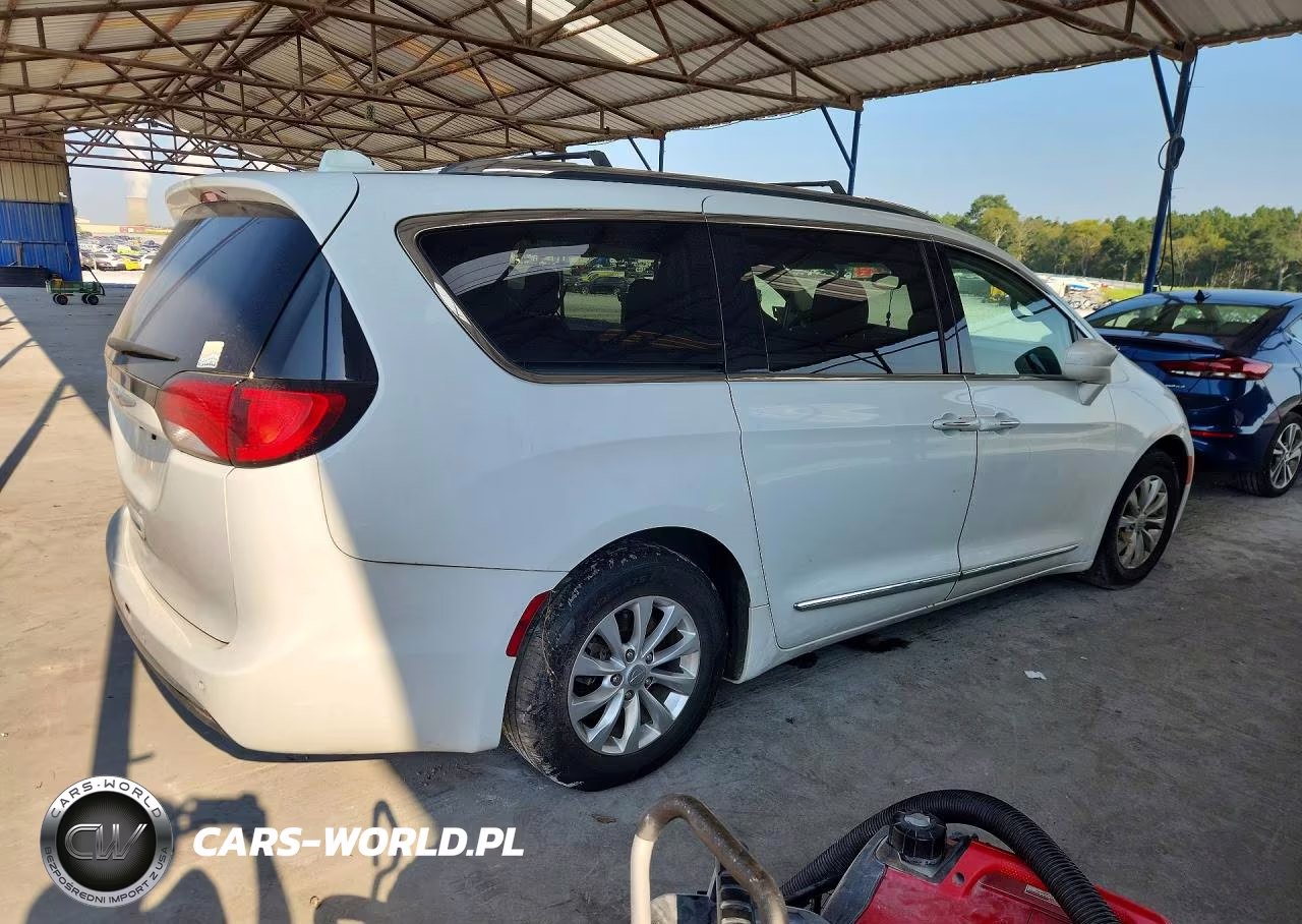 2019 Chrysler Pacifica Touring L VIN:2C4RC1BG4KR548283 - 3
