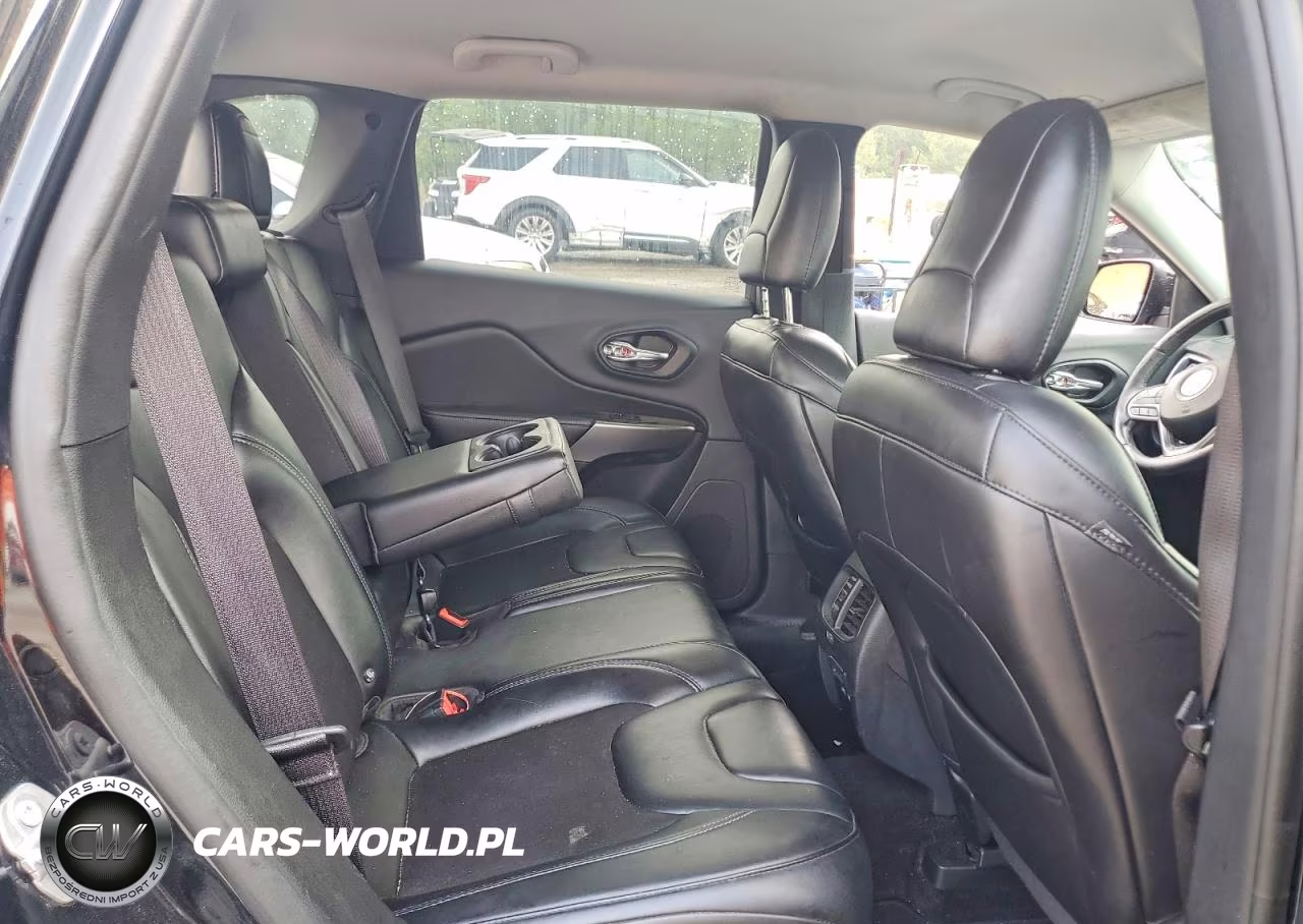 2019 Jeep Cherokee Latitude Plus VIN:1C4PJLLB2KD154702 - 10