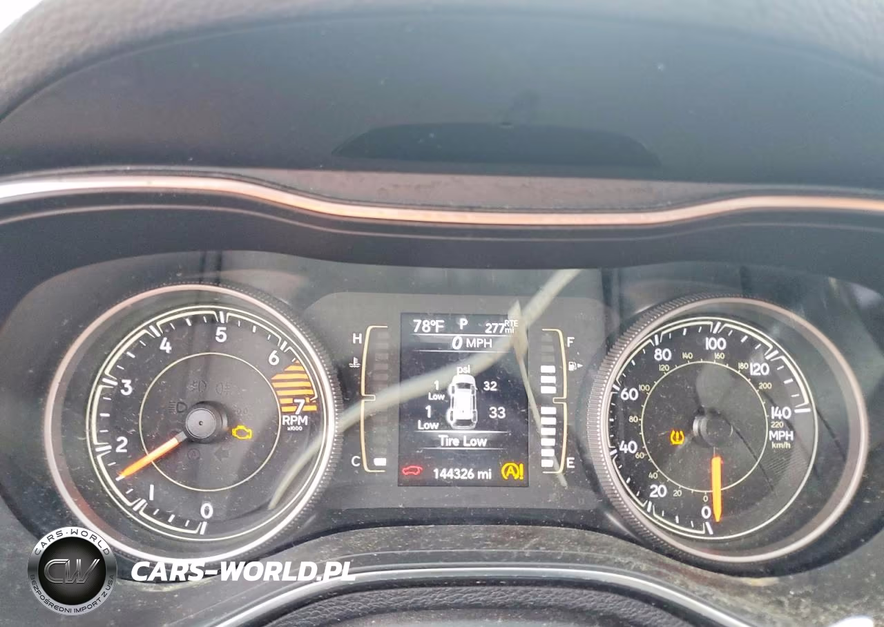 2019 Jeep Cherokee Latitude Plus VIN:1C4PJLLB2KD154702 - 9