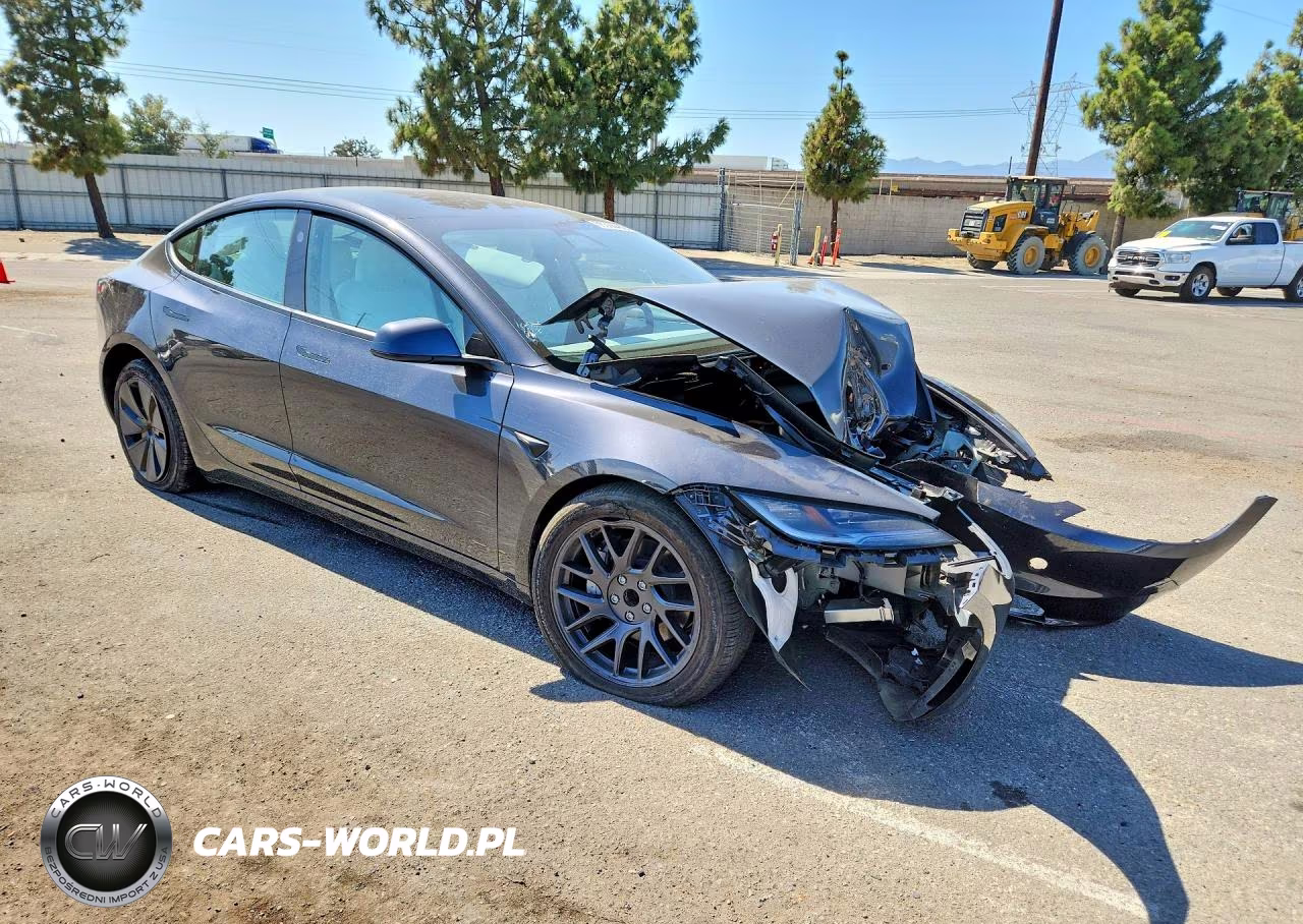 2025 Tesla Model 3 VIN:5YJ3E1EA1SF002270 - 4