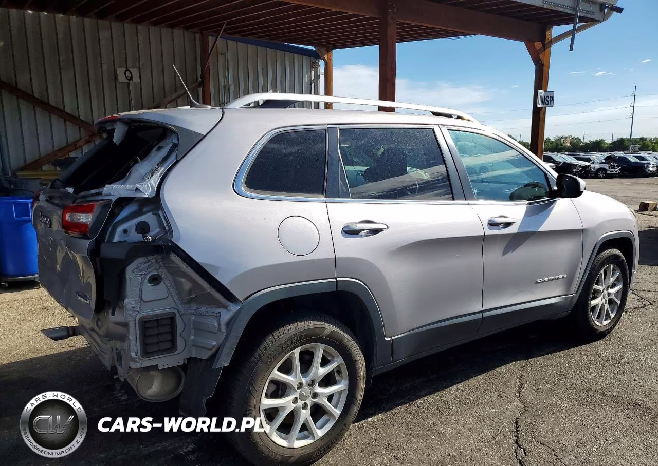 2018 Jeep Cherokee Latitude VIN:1C4PJMCB3JD555230 - 3