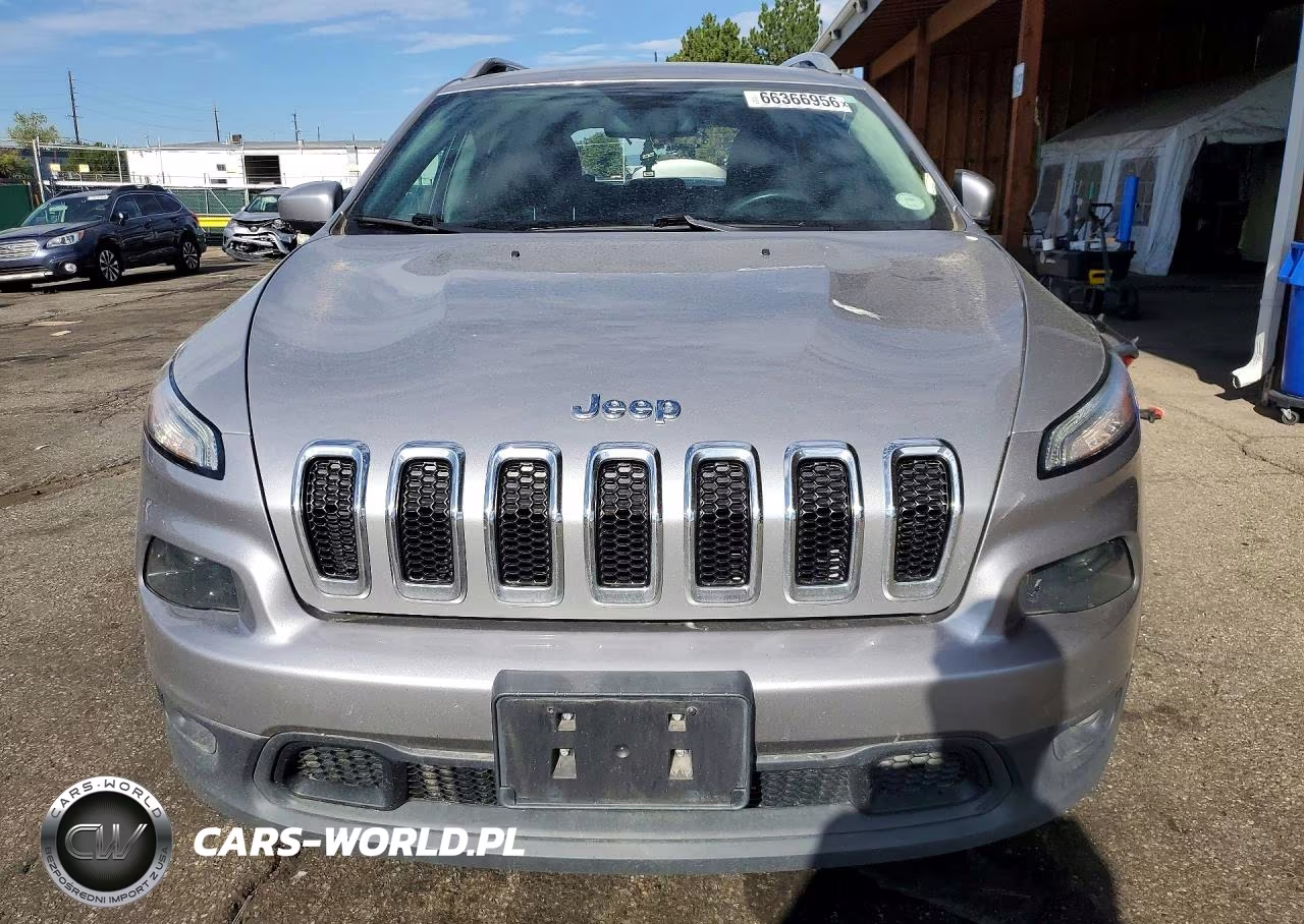 2018 Jeep Cherokee Latitude VIN:1C4PJMCB3JD555230 - 5