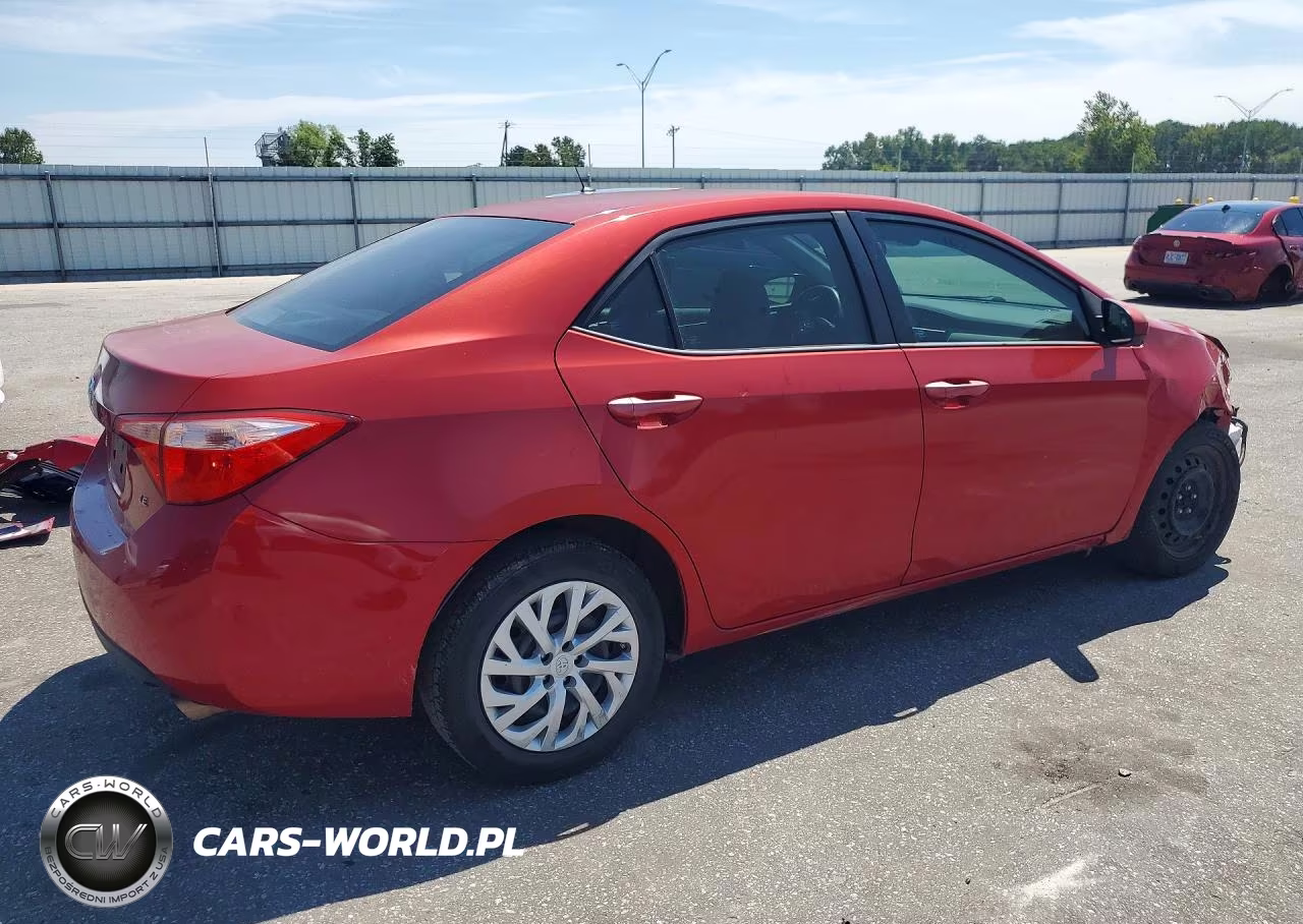 2018 Toyota Corolla Le VIN:5YFBURHE0JP749146 - 3