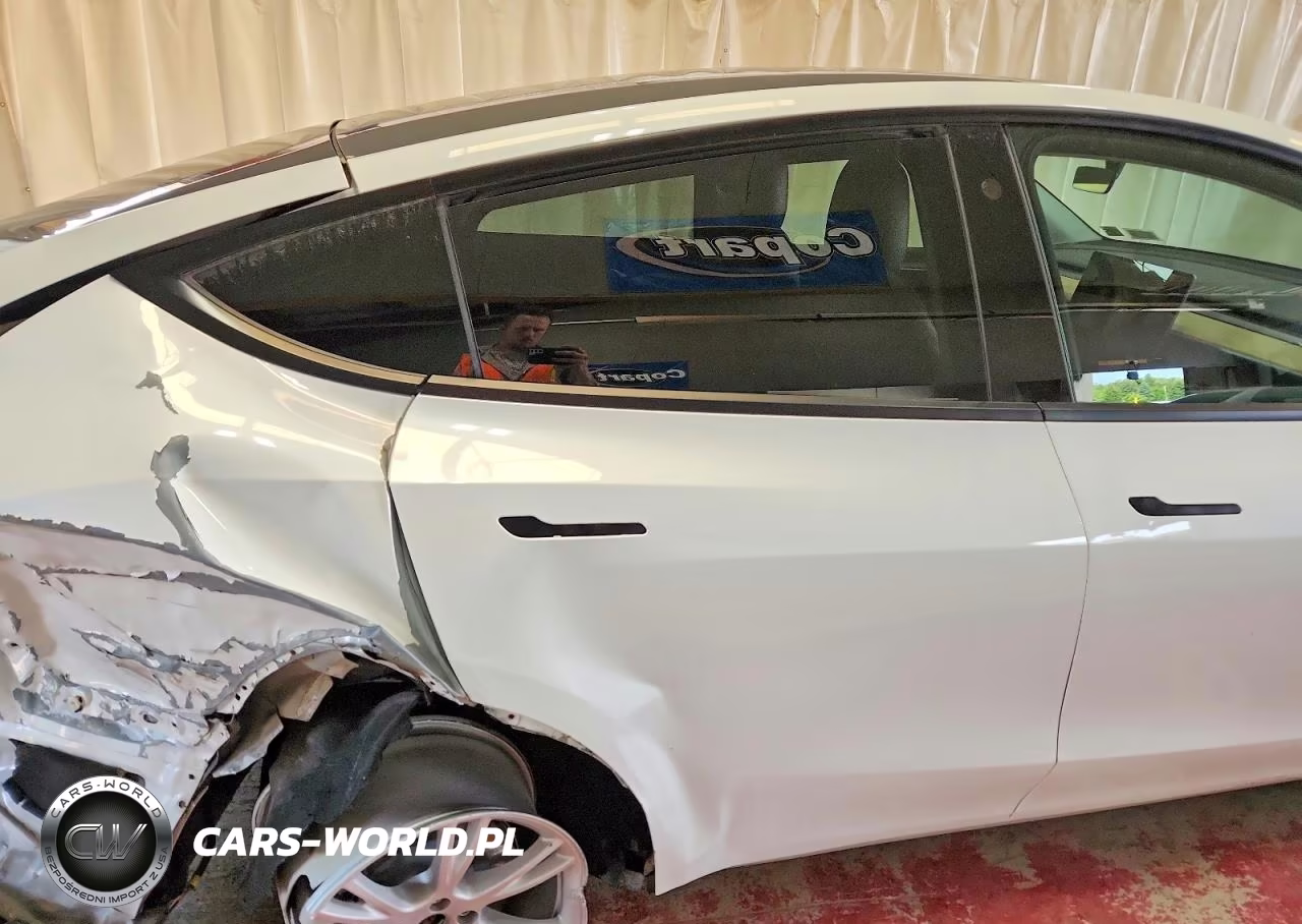2023 Tesla Model Y VIN:7SAYGDEE7PF606971 - 11