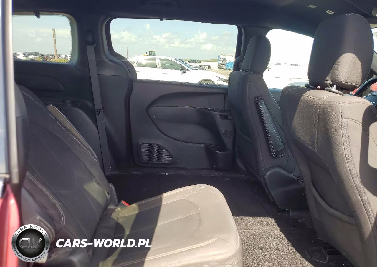2018 Chrysler Pacifica Touring Plus VIN:2C4RC1FG0JR361972 - 11