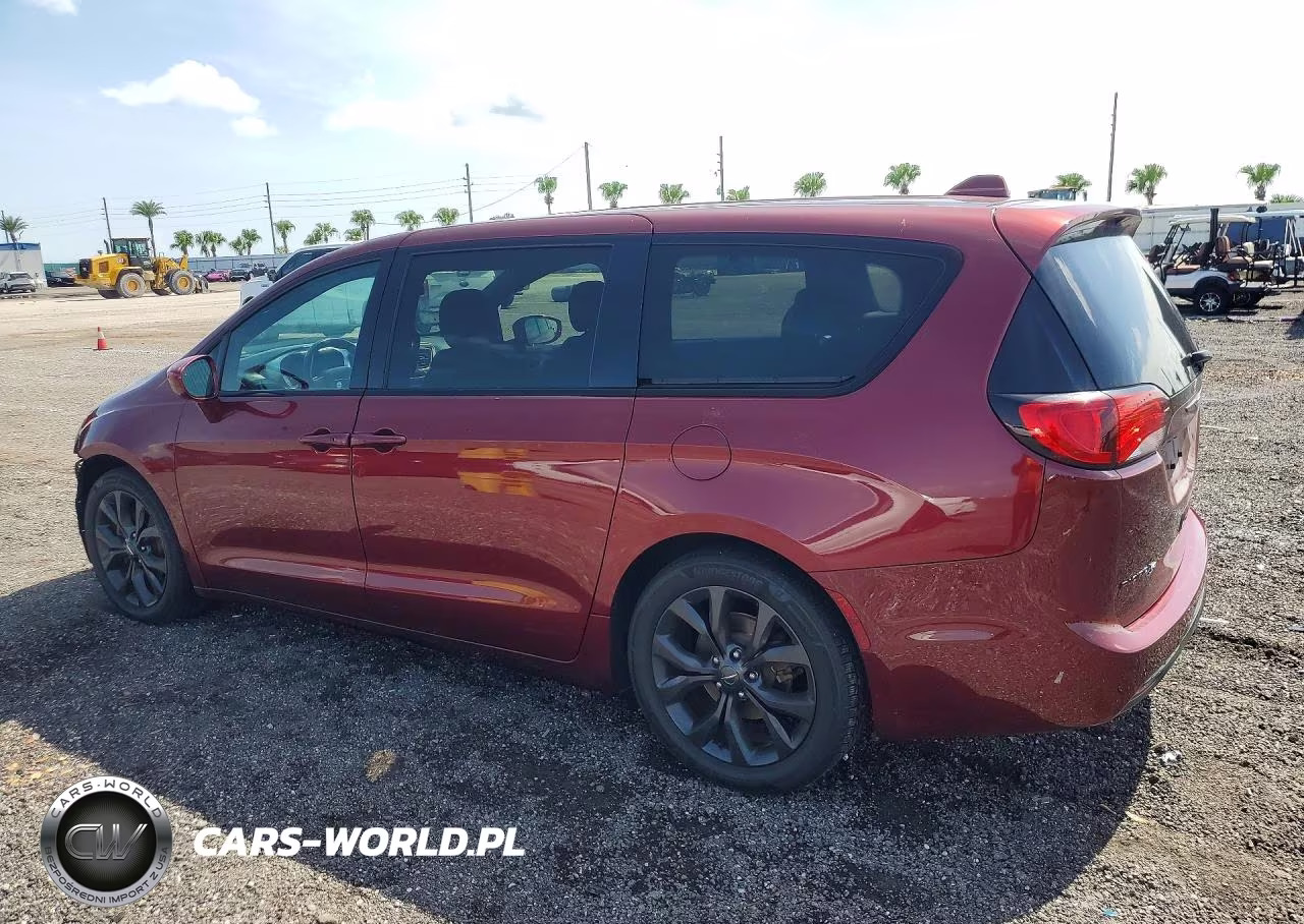 2018 Chrysler Pacifica Touring Plus VIN:2C4RC1FG0JR361972 - 2