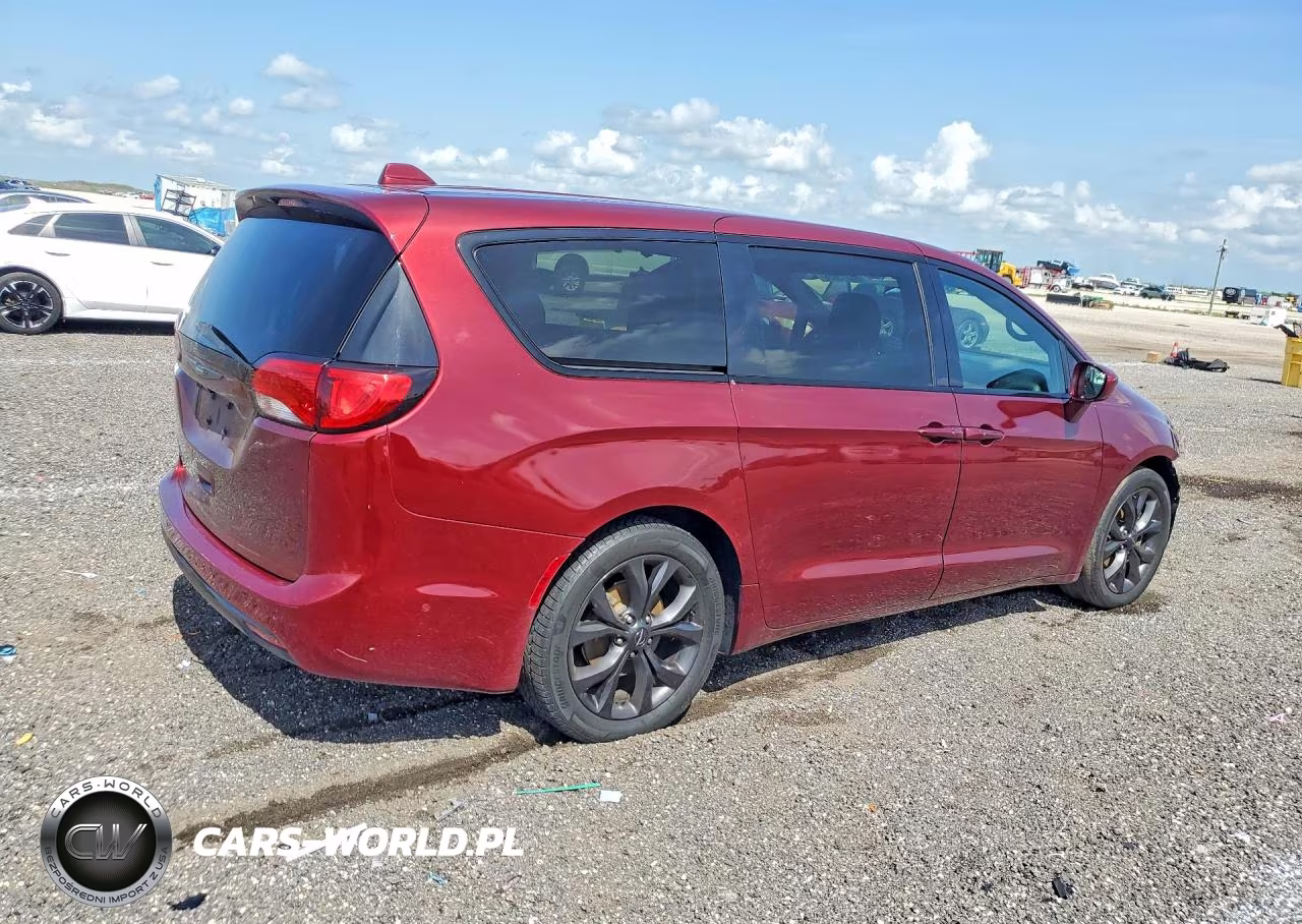 2018 Chrysler Pacifica Touring Plus VIN:2C4RC1FG0JR361972 - 3