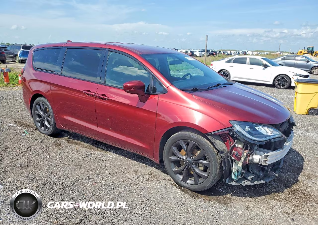 2018 Chrysler Pacifica Touring Plus VIN:2C4RC1FG0JR361972 - 4