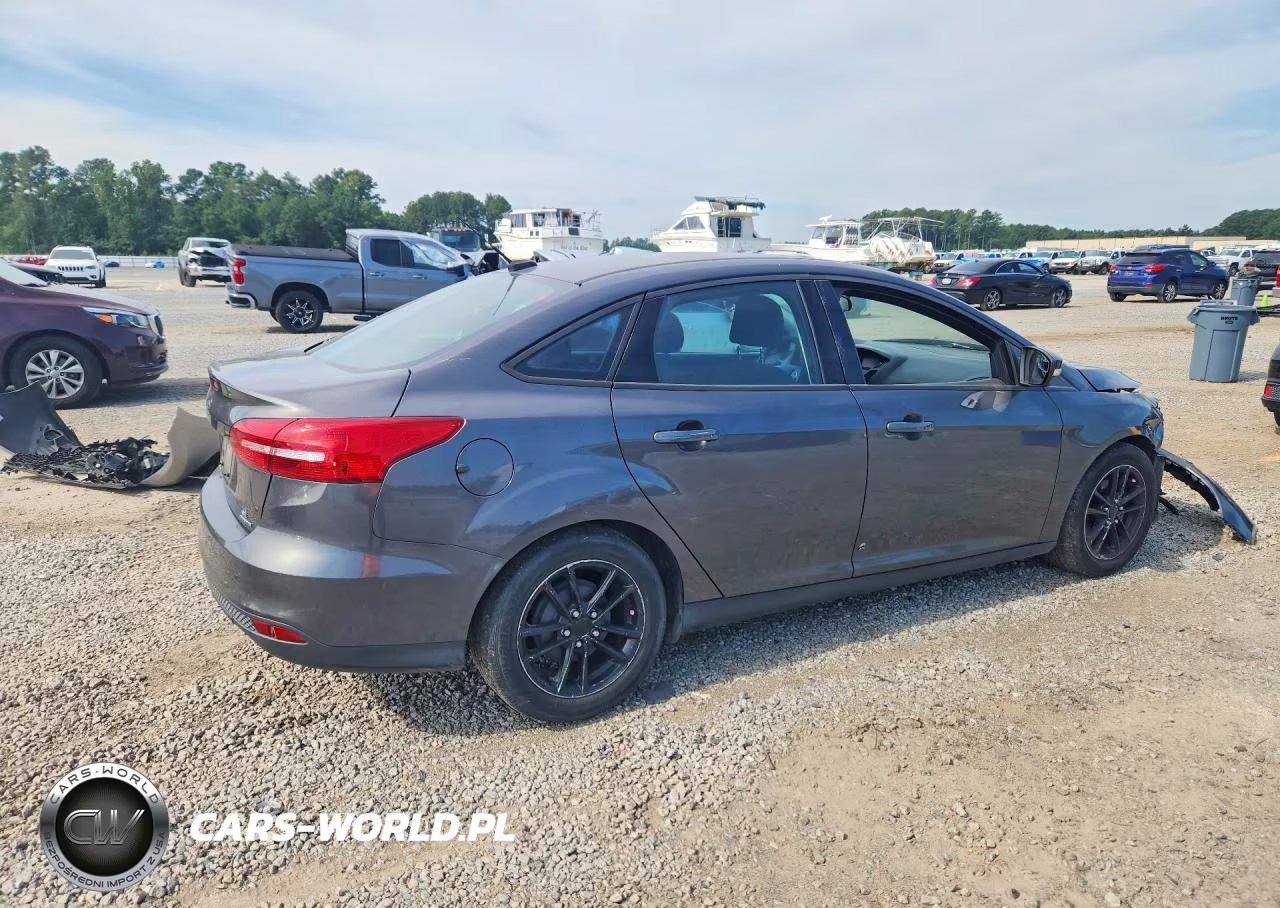 2015 Ford Focus Se VIN:1FADP3F25FL311136 - 3