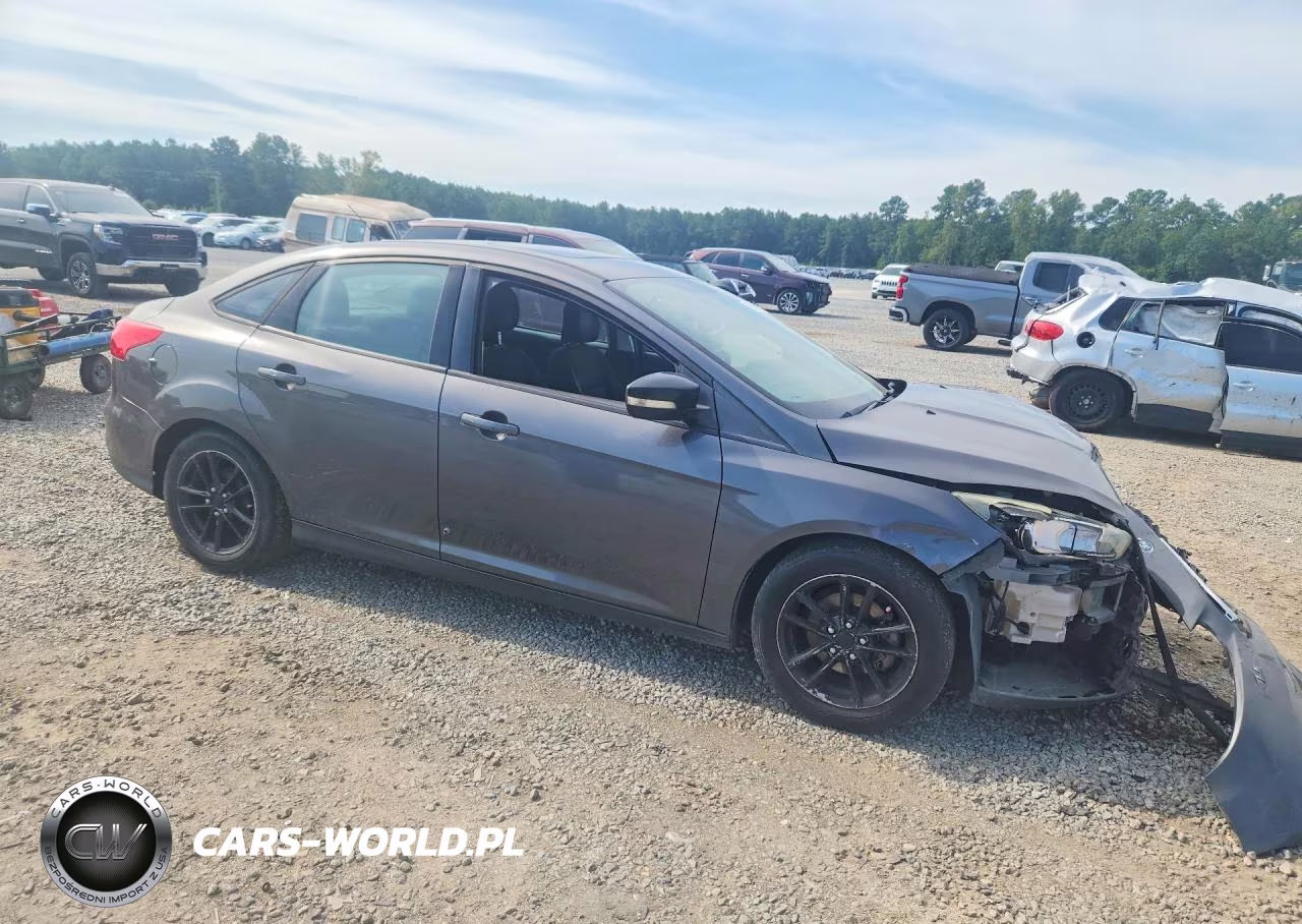 2015 Ford Focus Se VIN:1FADP3F25FL311136 - 4