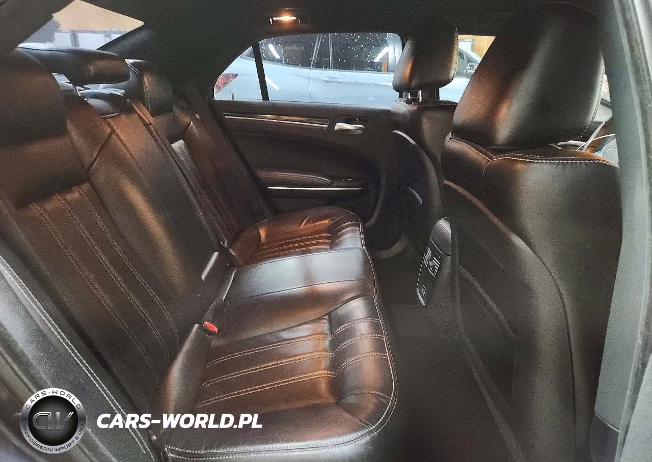 2018 Chrysler 300 S VIN:2C3CCAGGXJH296501 - 10