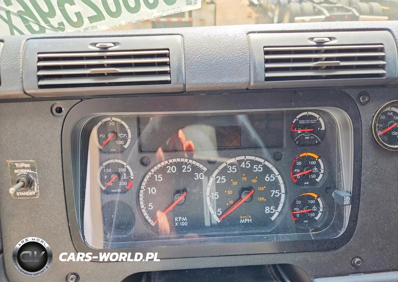 2018 Freightliner Cascadia 1 - Semi Truck VIN:3AKJGLDV8JSKA6716 - 9