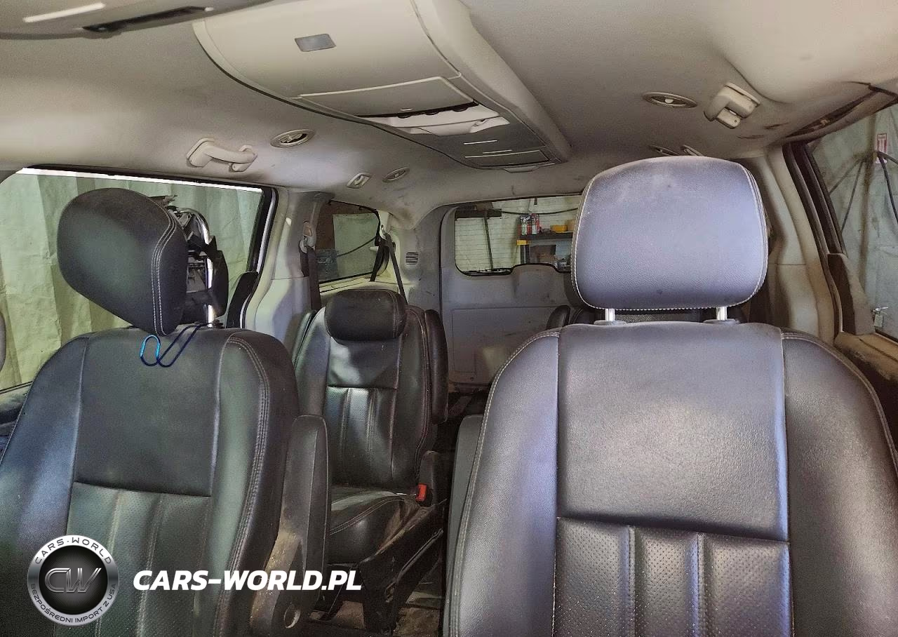 2010 Chrysler Town & Country Touring VIN:2A4RR5D19AR286767 - 10