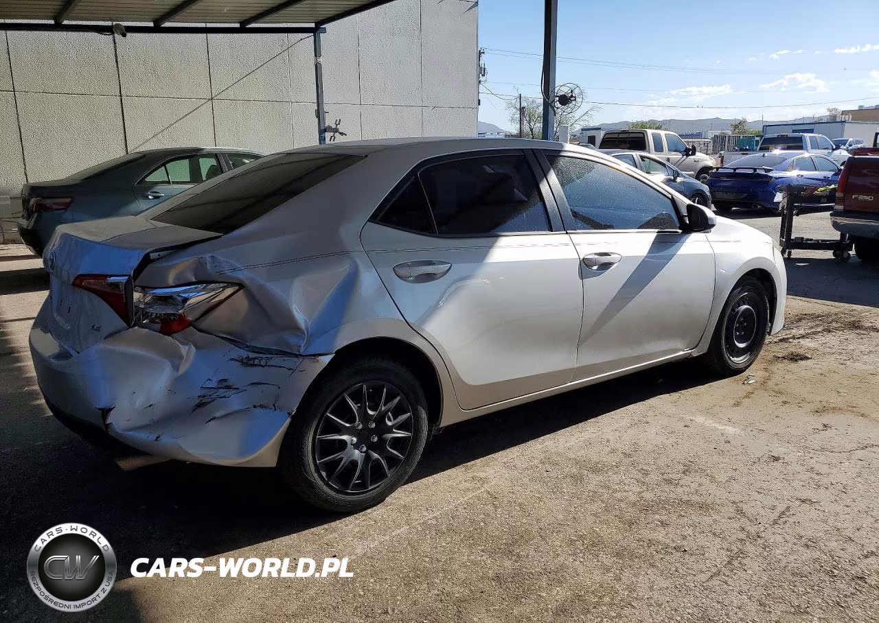 2018 Toyota Corolla Le VIN:2T1BURHE8JC121819 - 3