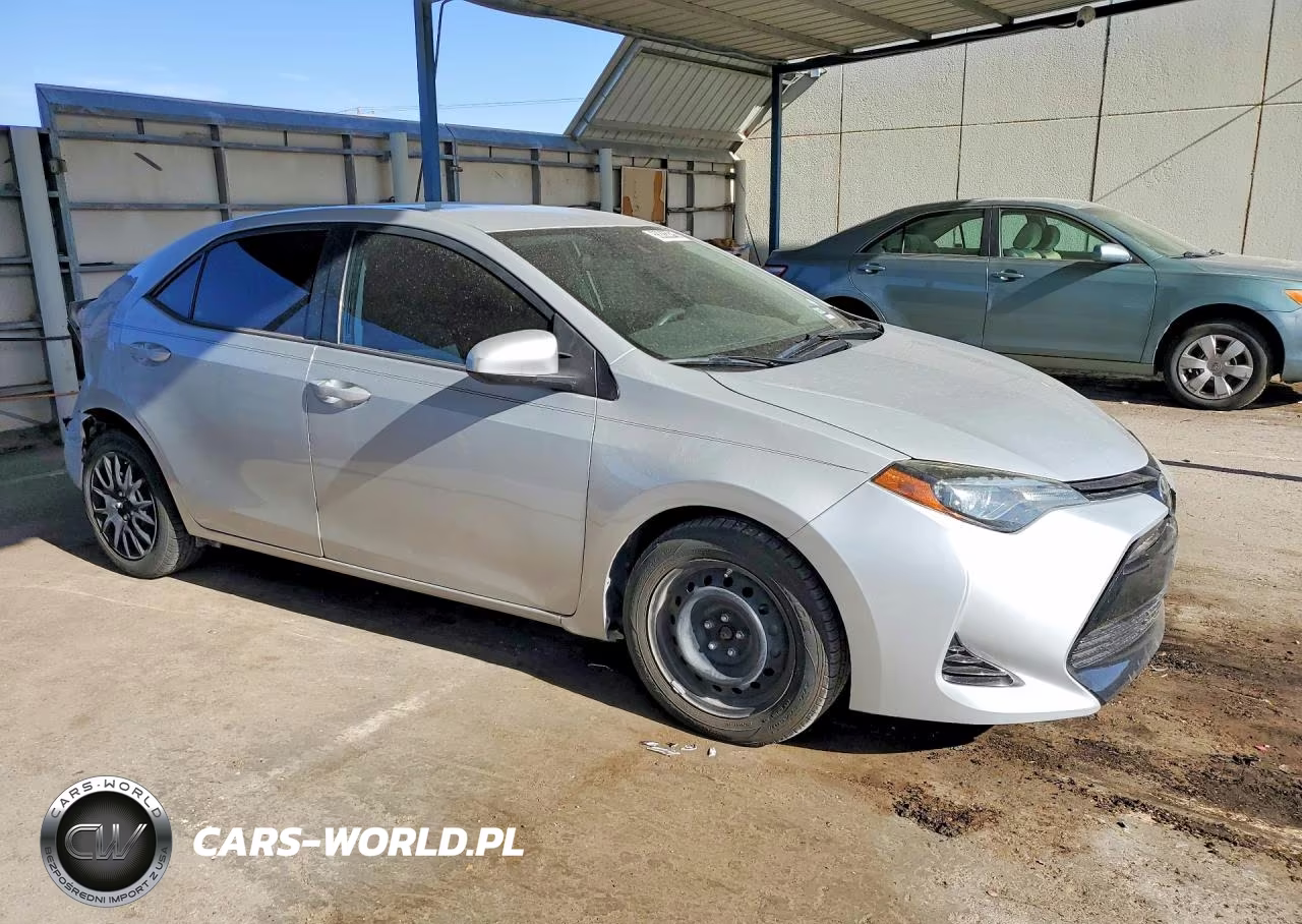 2018 Toyota Corolla Le VIN:2T1BURHE8JC121819 - 4
