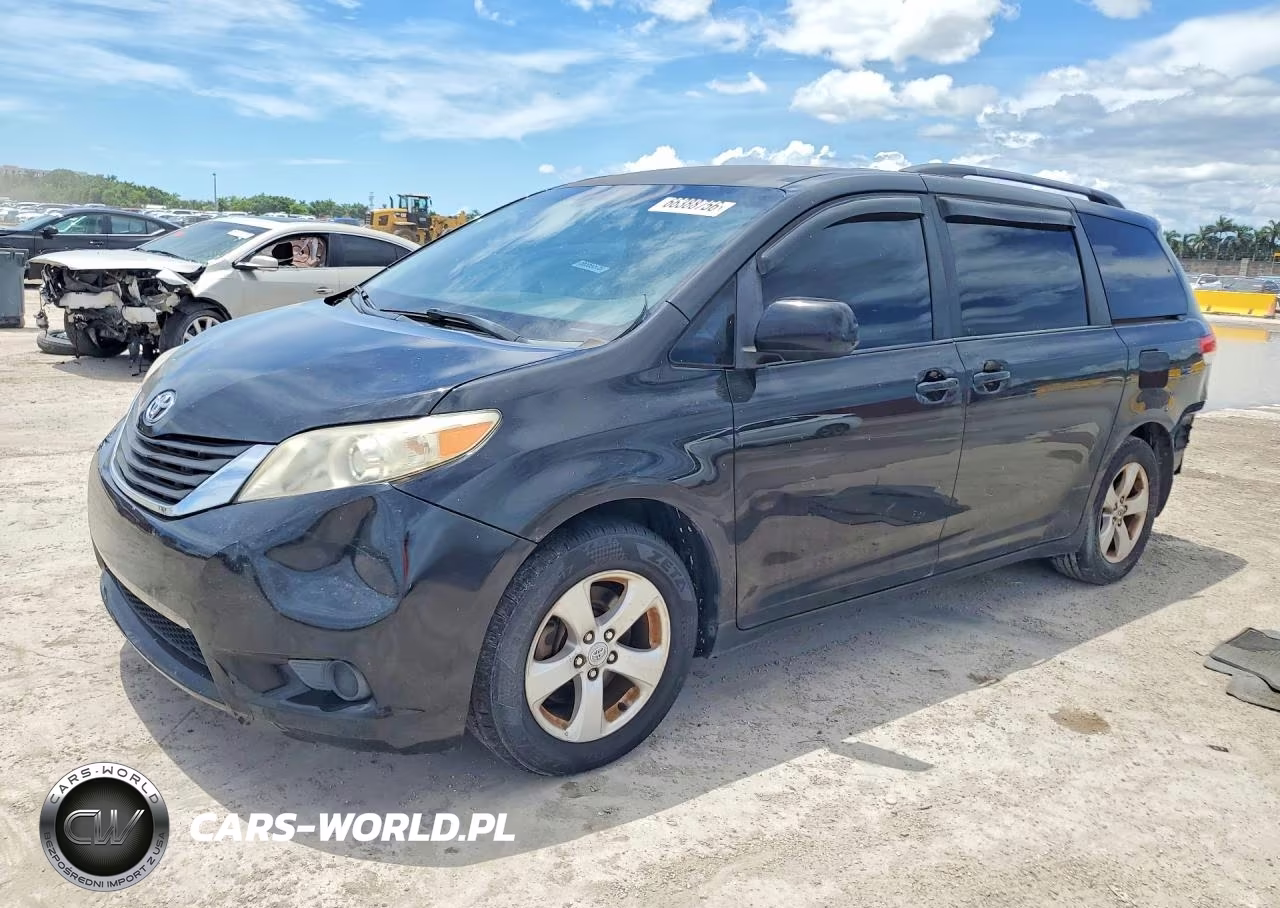 2011 Toyota Sienna Le – zdjęcie 1 z 13
