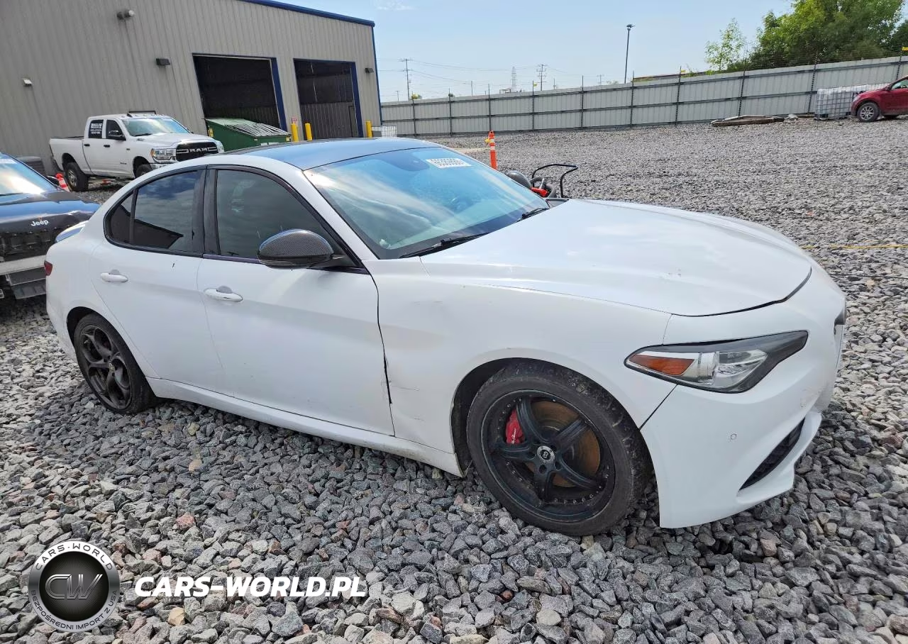 2017 Alfa Romeo Giulia Ti VIN:ZARFAECN7H7554866 - 4