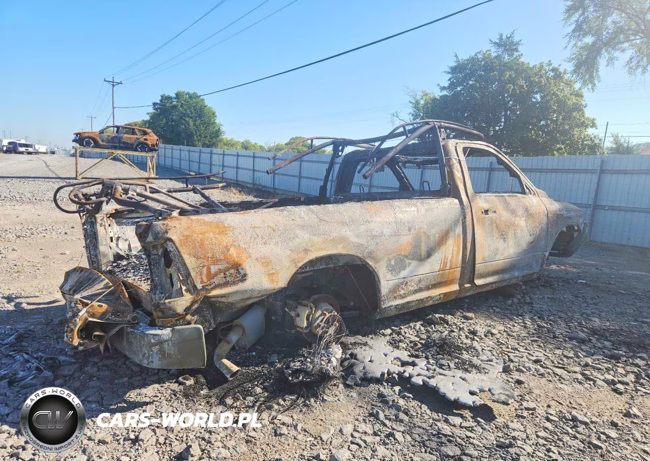 2022 Ram 1500 Classic Tradesman VIN:3C6JR6DG9NG427207 - 3