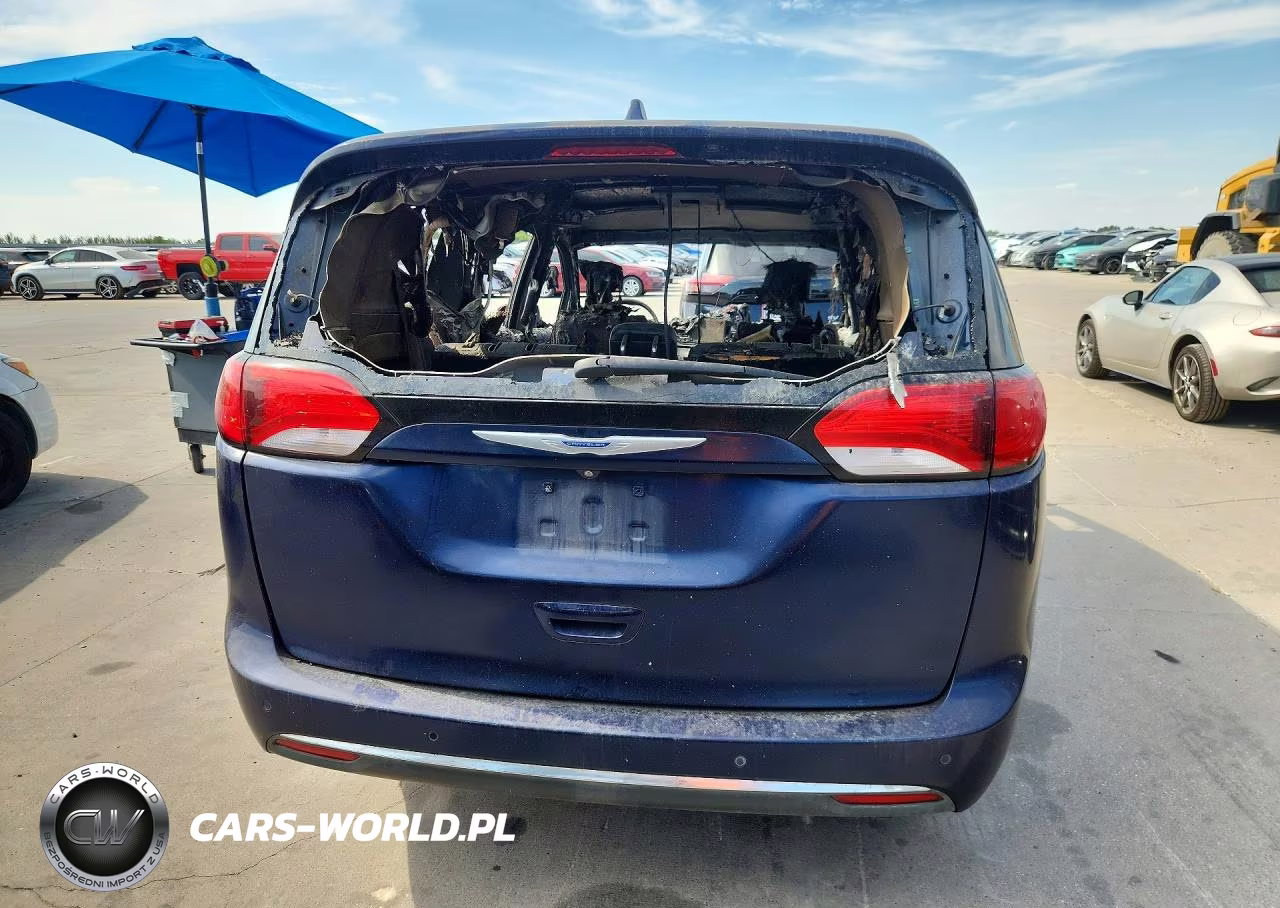 2018 Chrysler Pacifica Touring Plus VIN:2C4RC1FG3JR270906 - 6