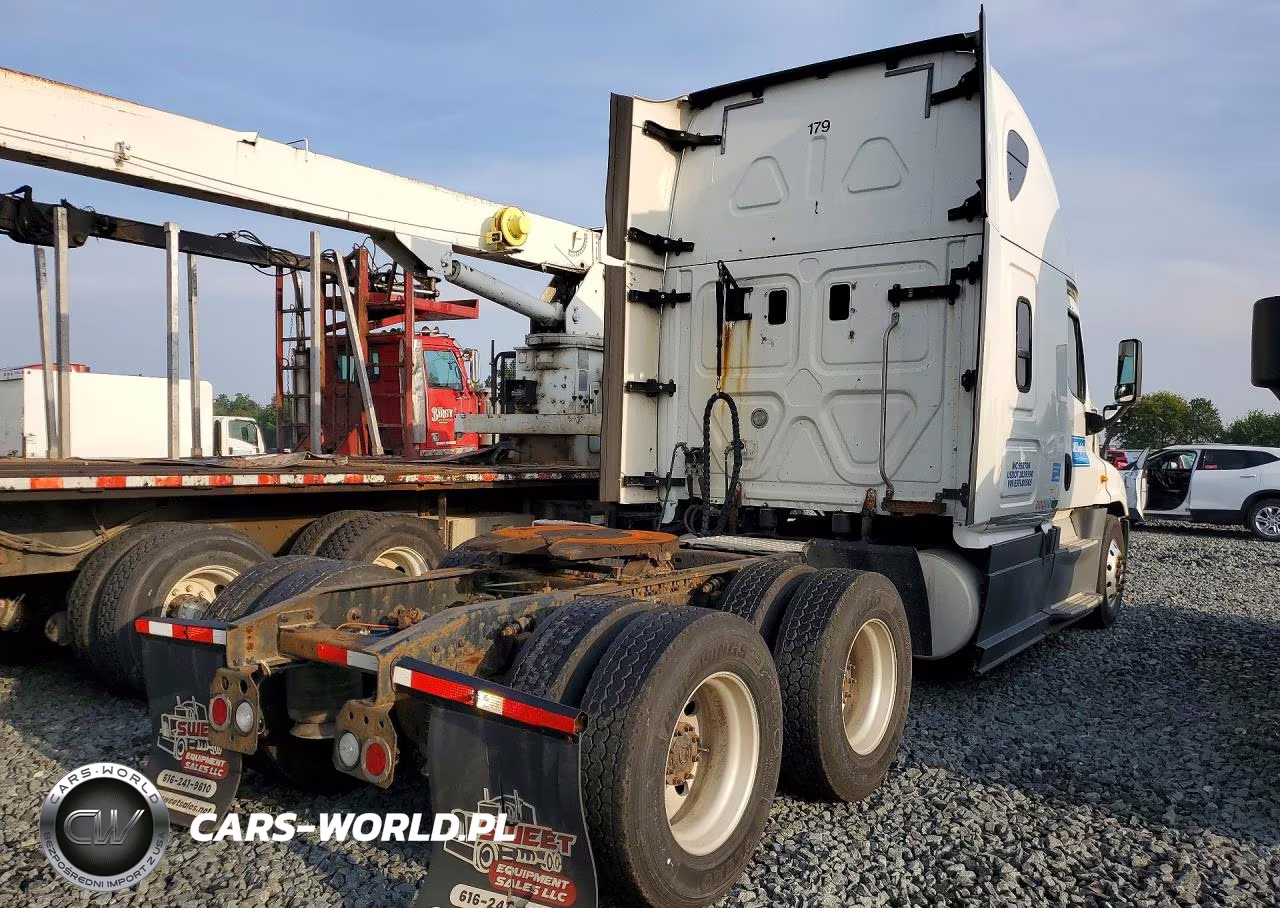 2014 Freightliner Cascadia Semi Truck VIN:3AKJGLBG5ESFL8565 - 3