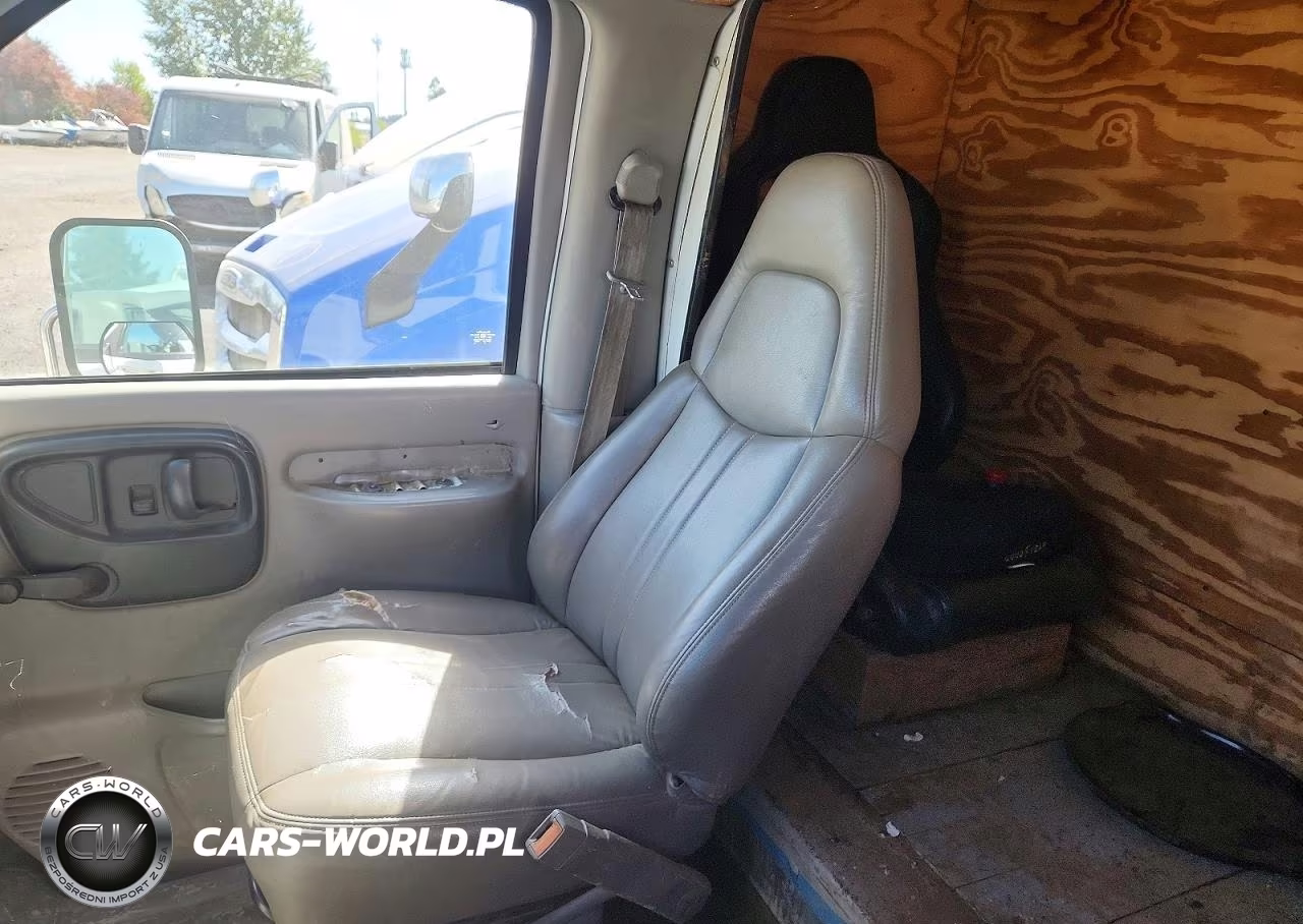 1997 Chevrolet Express G3500 Box Truck VIN:1GBJG31R2V1050354 - 11