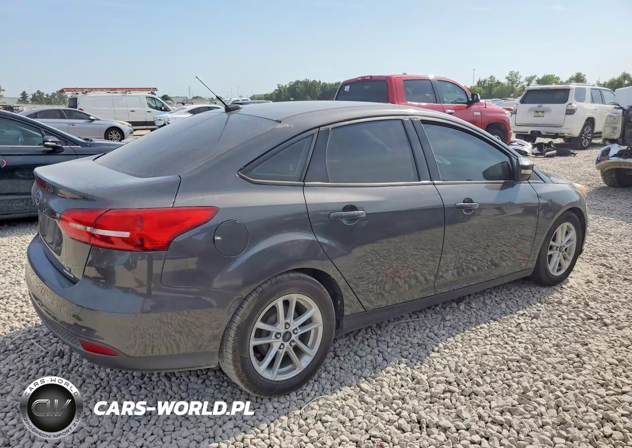 2016 Ford Focus Se VIN:1FADP3F25GL372357 - 4