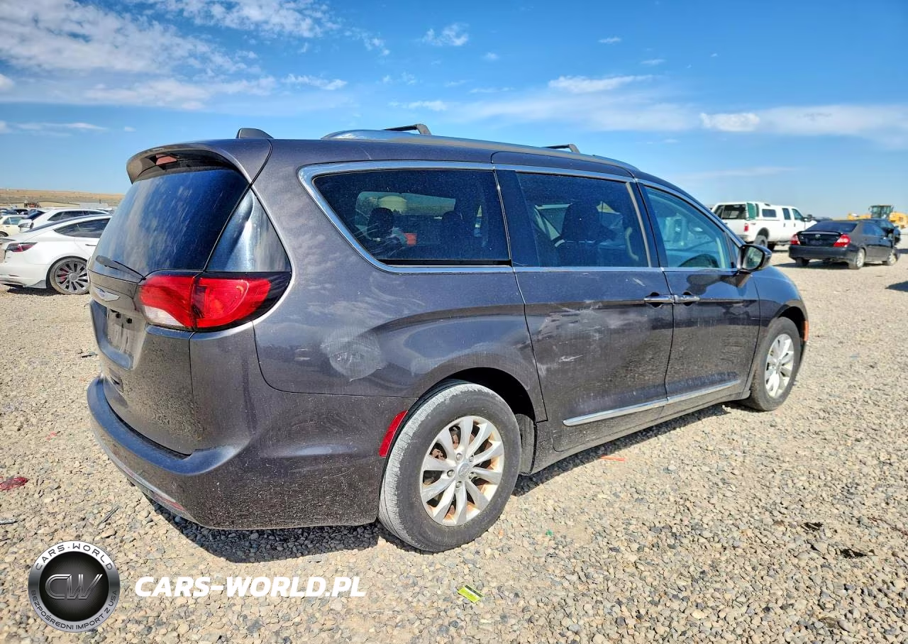 2019 Chrysler Pacifica Touring L VIN:2C4RC1BG5KR651731 - 3