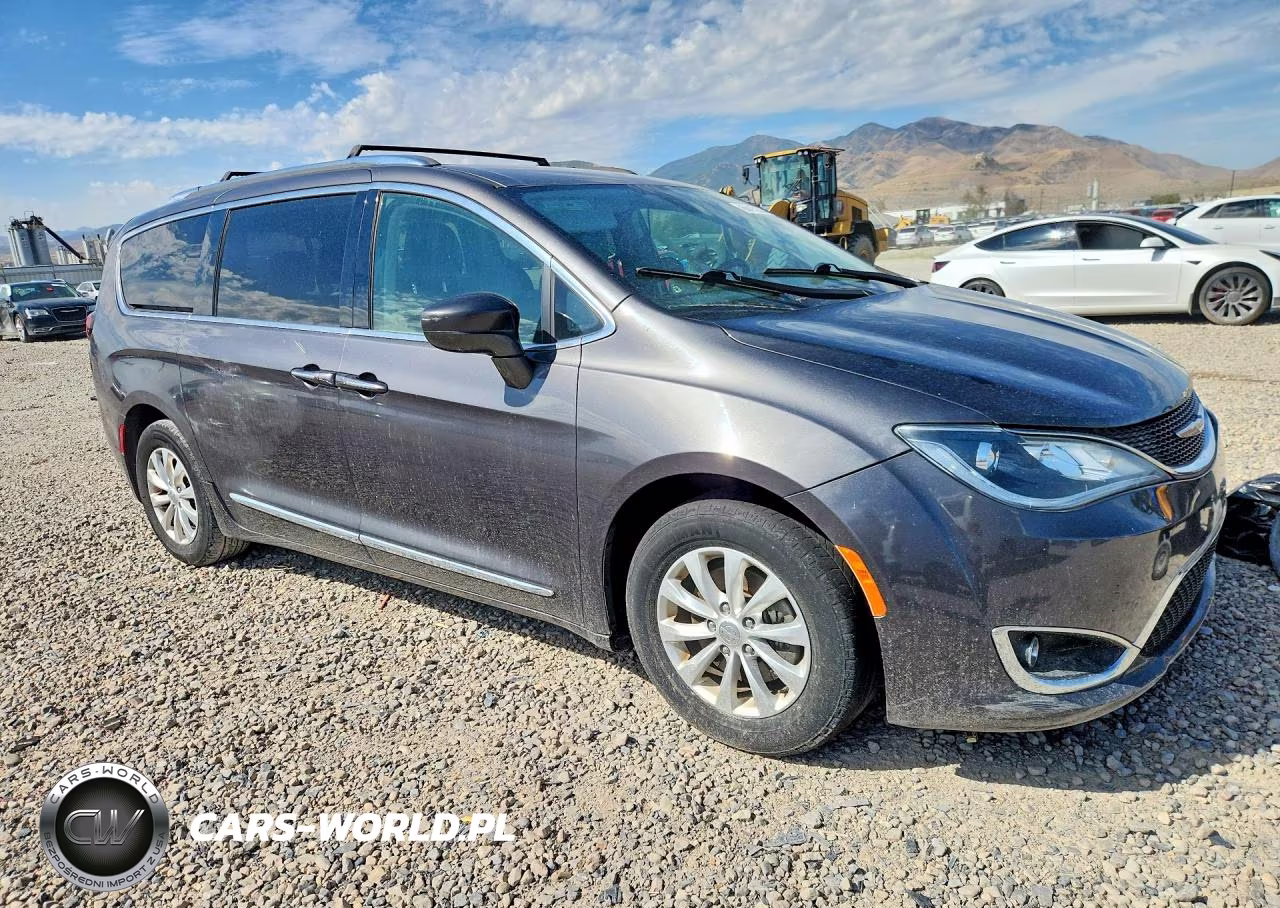 2019 Chrysler Pacifica Touring L VIN:2C4RC1BG5KR651731 - 4