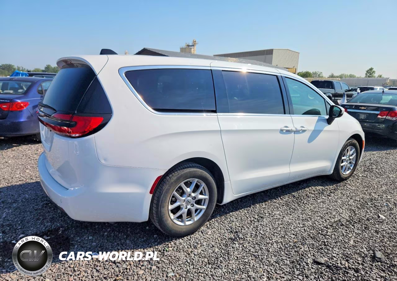 2023 Chrysler Pacifica Touring L VIN:2C4RC1BG3PR574400 - 3