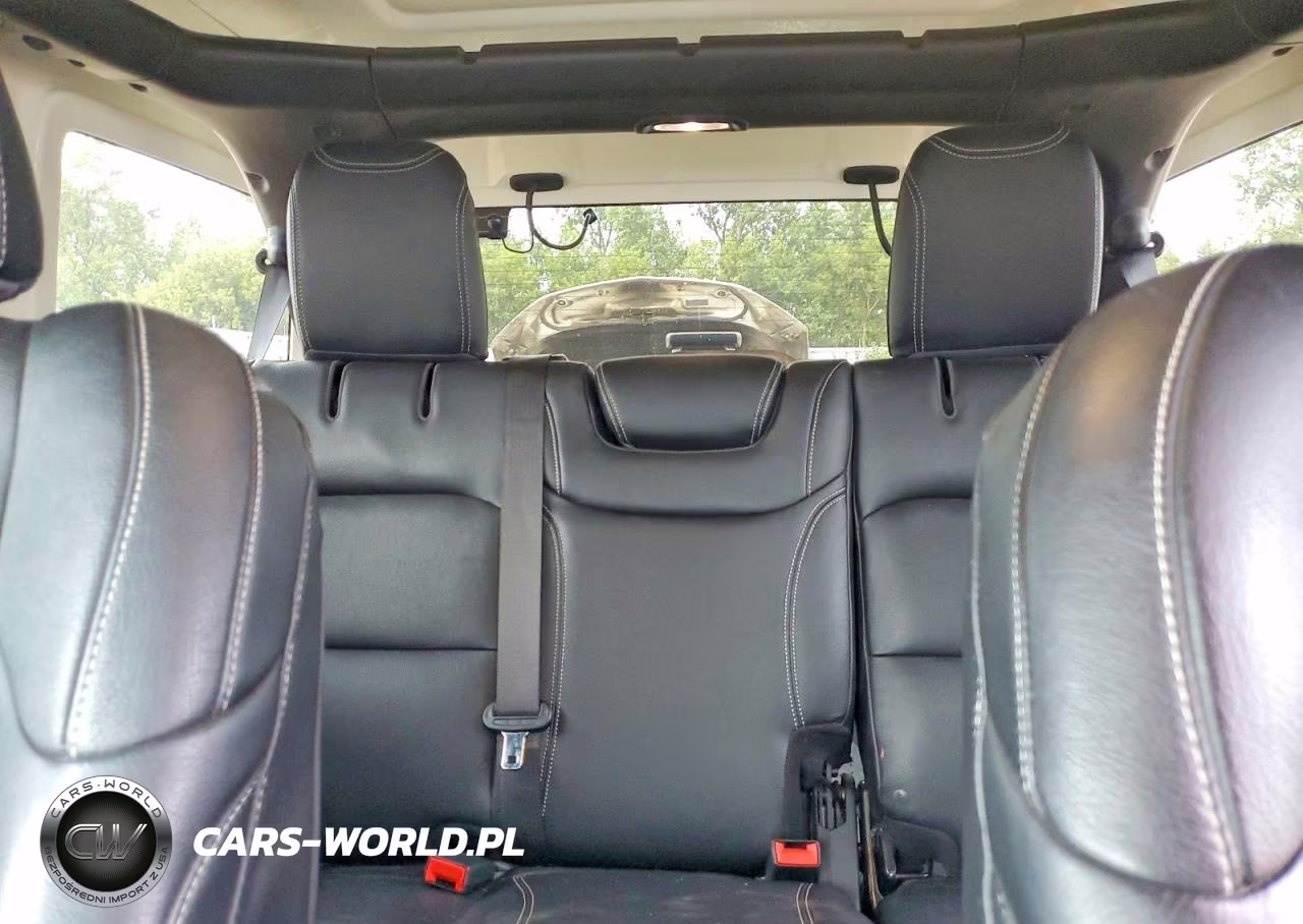 2019 Jeep Wrangler Unlimited Sahara VIN:1C4HJXEN1KW687275 - 10